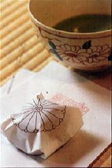 temple sweets、shrine teabreak : お抹茶と亀屋清永謹製の干菓子は500円。境内を巡った後、贅沢に使う時間の締めくくりとしたい。甘さを抑えた干菓子は「『少し大きい』と言われることもあります