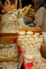 餅をいれた汁/お雑煮 : 搗きたての丸餅に鏡餅が店頭に並ぶ