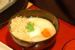 餅をいれた汁/お雑煮 : 白味噌仕立てに丸餅