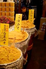 餅をいれた汁/お雑煮 : 白味噌は西京味噌だが、いろいろとある。