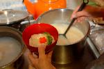 餅をいれた汁/お雑煮 : 朱塗りの椀に黒漆塗りの椀