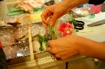 餅をいれた汁/お雑煮 : 結び三つ葉を下ごしらえ
