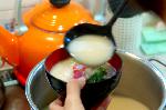 餅をいれた汁/お雑煮 : 具を入れた後に白味噌を注ぐ