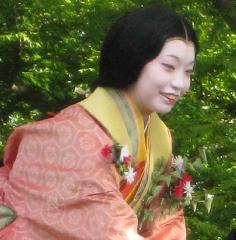 葵祭　斎王のお歯黒とふたば葵 : 賀茂街道を行く頃は疲れも出てくるというもの。慣れない馬上もさぞ大変である。