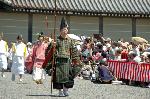 葵祭　路頭の儀　本列とは : 検非違使志（けびいしのさかん）の鉾持(ほこもち)