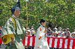 葵祭　路頭の儀　本列とは : 検非違使尉（けびいしのじょう/警備の最高責任者）の弓矢を持ち運ぶ調度掛（ちょうどがけ）