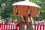 葵祭　路頭の儀　本列とは : 山城使列の「取物舎人（とりものとねり）」と風流傘 
 
