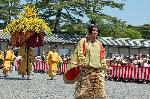 葵祭　路頭の儀　本列とは : 勅使列最後尾を飾る風流傘