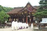 七月の節句は七夕さん : 本殿の御手洗祭神事に向かう神職