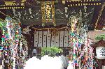 西陣の七夕 : 三光門を入り御手洗祭神事に向かう神職