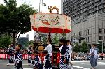 祇園祭あれこれ : 飛天の綴織に極彩色の鶏の風流傘