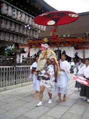 生き稚児にみる祇園祭 : 強力に担がれる長刀鉾の稚児