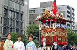 生き稚児にみる祇園祭 : 鉾上の稚児達と母
