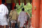 祇園祭あれこれ : 境内は担がれ、南門で騎乗