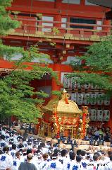 変わろうとも変わらずとも　祇園祭は祇園御霊会 : 南正門を潜り石段下へ