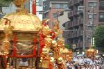 変わろうとも変わらずとも　祇園祭は祇園御霊会 : 手前から中御座・東御座・西御座がおいでになる