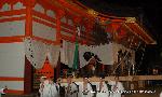 祇園祭と鴨川 : 神輿から外された轅(ながえ)を運び出す