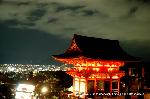 迎え火　夜まいり : 仁王門は赤門とも呼んでいる