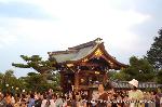送り火　宵弘法 : 勅使門を背景に宸殿前庭に設えられた観客席