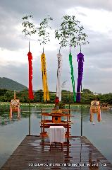 送り火　宵弘法 : 施餓鬼棚に五色のお幡