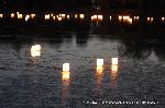 送り火　宵弘法 : 闇の水面に灯篭が走る