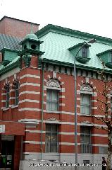 洋館を訪ねて　烏丸三条 : 全面銅板葺マンサード屋根(四面寄棟二段勾配屋根)