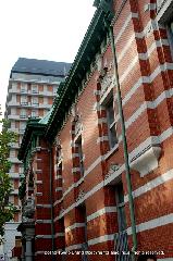 洋館を訪ねて　烏丸三条 : 隣のホテルの外壁が景観調和を