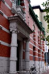 洋館を訪ねて　烏丸三条 : 正面玄関の柱はエンタシスである