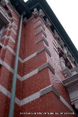 洋館を訪ねて　烏丸三条 : 帯石・隅石の丹波産花崗岩がポイントとなる