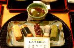 和合のニッポン　年の暮れ : にぎり寿司のような創作焼餅はトッピングがいろいろ