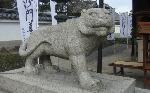 京菓子　花びら餅（葩餅） : 寅年に縁の有ある毘沙門天堂前の狛虎