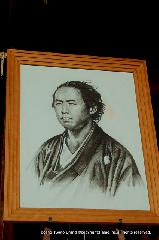 坂本龍馬　薩長同盟 : 本殿前におかれた肖像画