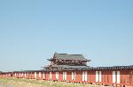 平城遷都1300年祭と平安遷都1200年祭 : 南門に連なる囲い塀の外は豪族達の住居があったと伝える