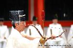 京の春祭/　紫野御霊会　今宮神社 : 楼門の外へ鏑矢が放たれる