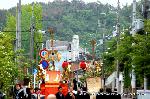 京の春祭/　紫野御霊会　今宮神社 : 今宮通から千本通への坂をゆく