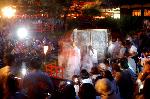 京の蛍 : 大籠が運ばれてきた　フラッシュ禁止!