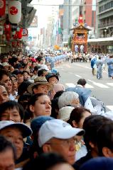 前祭　山鉾巡行・神幸祭 : 堺町四条でくじ改めを待つ巡行の最後尾