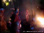 狸谷不動院　千日詣り火渡り祭 : 一般参加者には貫主のお加持がある