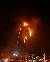松上げ知らずして　火祭りは語れず : 大笠が着火すると　不思議なことに次々と上げ松が入り出す