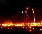松上げ知らずして　火祭りは語れず : 大笠に地松が入るや、割れんばかりの拍手が山間にこだました