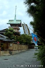 織田信長を訪ねて　阿弥陀寺・大雲院・総見院 : ねねの道より山鉾形の祇園閣を眺める