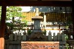 織田信長を訪ねて　総見院・本能寺・二条殿 : 廟屋より墓碑を拝む
