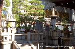 織田信長を訪ねて　総見院・本能寺・二条殿 : 手前の本能寺の変戦没合祀墓と信長の墓碑