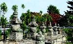 織田信長を訪ねて　総見院・本能寺・二条殿 : 織田信長一族の五輪塔が並ぶ