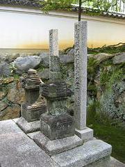 織田信長を訪ねて　総見院・本能寺・二条殿 : 織田信長父子の墓碑