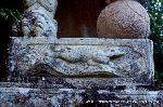 初詣にうさぎ神社へ　狛兎の岡崎神社 : 拝殿下　右の狛犬に彫られた波兎