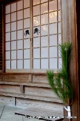 初詣/洛中ご利益 : 社務所の障子にも「跳び兎」の模様がある