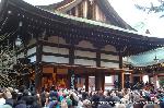 節分／銭おとし・めかご・お化け : 神楽殿前は黒山の人盛りである