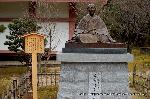 智積院の梅園に佇む : 玄宥僧正像