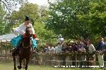 葵祭の前儀　賀茂競馬会 : 浄衣での騎馬は足汰式であることがわかる